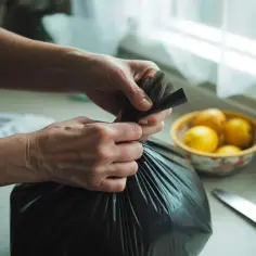 Jak zawiązać worek na śmieci, aby uniknąć bałaganu i zapachów