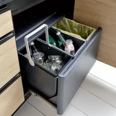 Praktyczny system ułatwia segregowanie śmieci w kuchni. W szufladzie mieszczą się pojemniki na szkło i inne odpady.