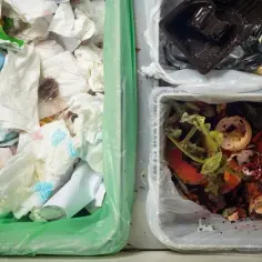 Dwa pojemniki na śmieci: jeden z odpadami papierowymi i puszką, drugi z resztkami jedzenia i skorupkami jaj.