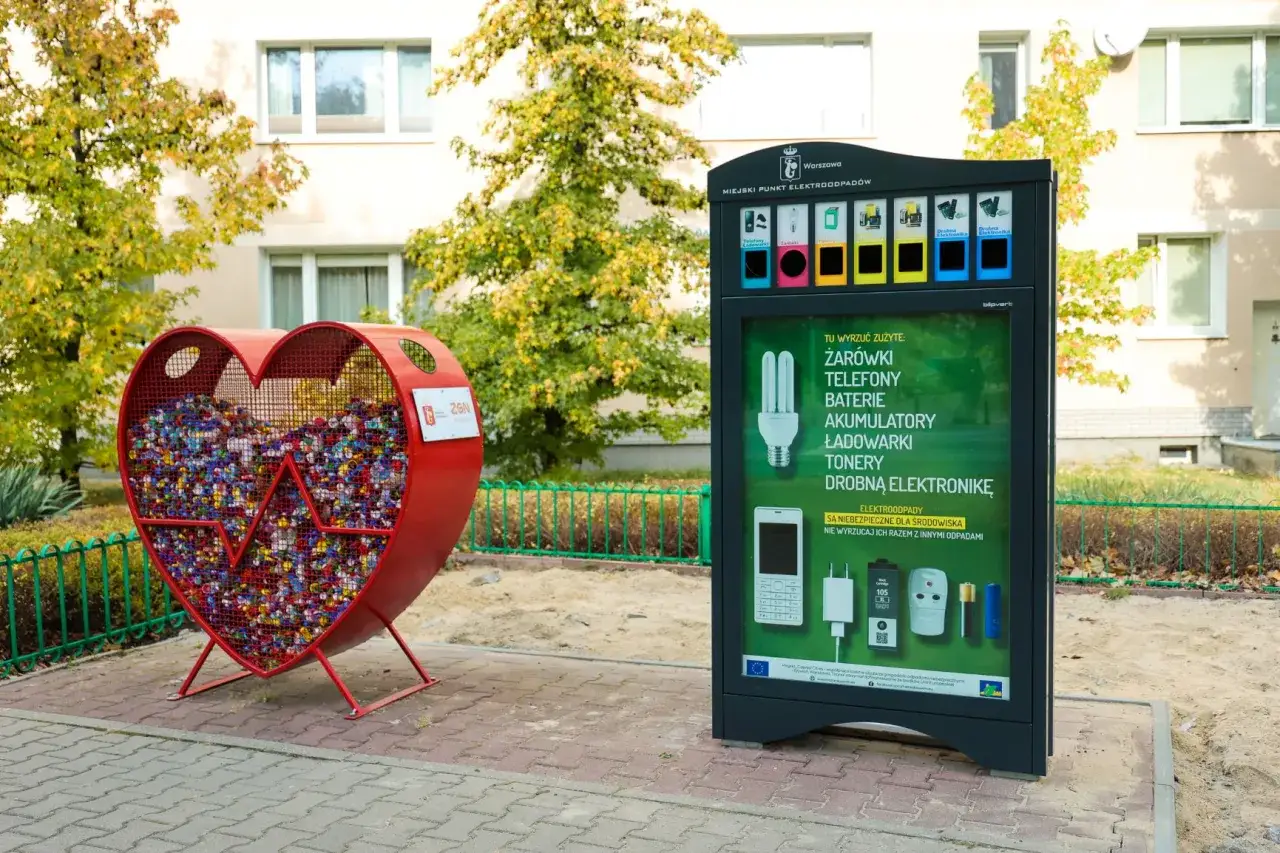 Serce pełne kapsli i punkt zbiórki elektroodpadów, gdzie wyrzucić żarówki, baterie i telefony.