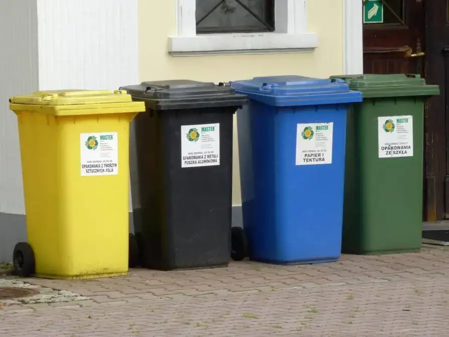 Zdjęcie Jaki pojemnik na śmieci wybrać, aby uniknąć problemów z segregacją?