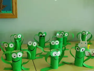 Urocze eko zabawki z recyklingu – zielone żabki z rolek po papierze, gotowe do skoku!